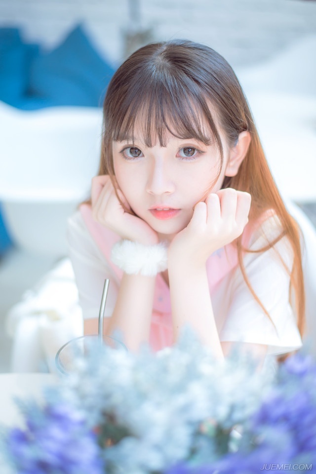 虽然面色依旧沉着，但此刻看着四面八方几乎是一面倒的战斗，除了等死，陈到没有任何办法。